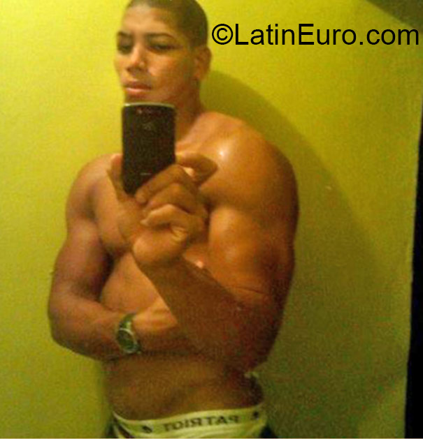 Date this sensual Dominican Republic man Franklin from Santo Domingo DO22294