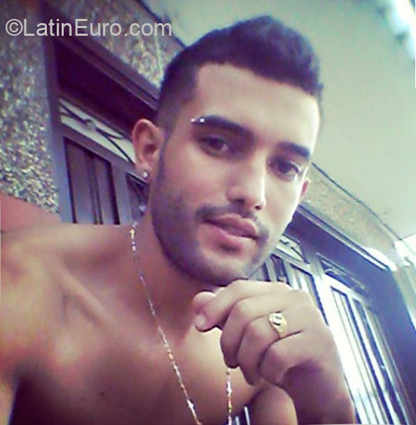 Date this sultry Colombia man Julian from Medellin CO17569