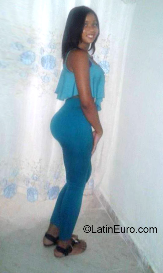 Date this lovely Dominican Republic girl Paola from Santo Domingo DO22489