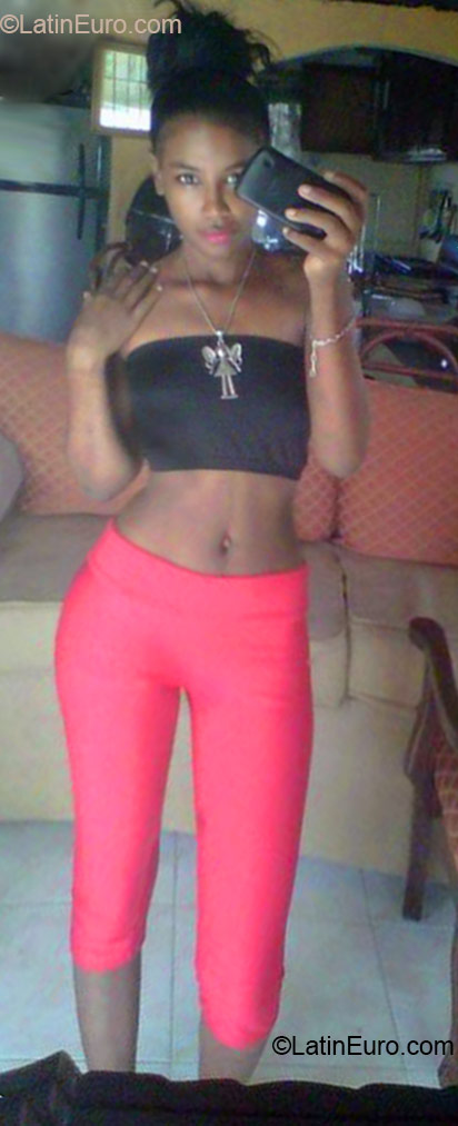 Date this nice looking Dominican Republic girl Yoamia from Santo Domingo DO22954
