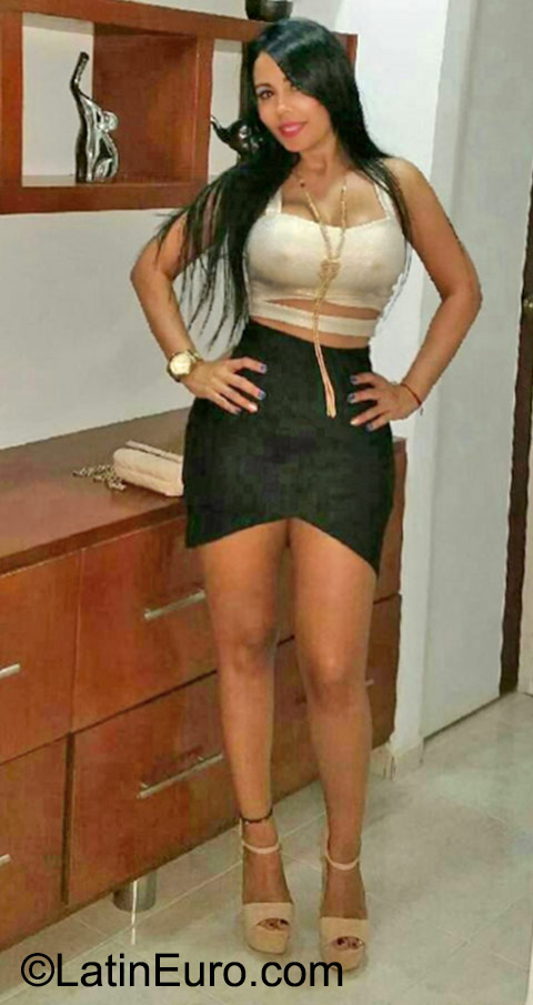 Date this sensual Colombia girl Vanessa from Cali CO17925