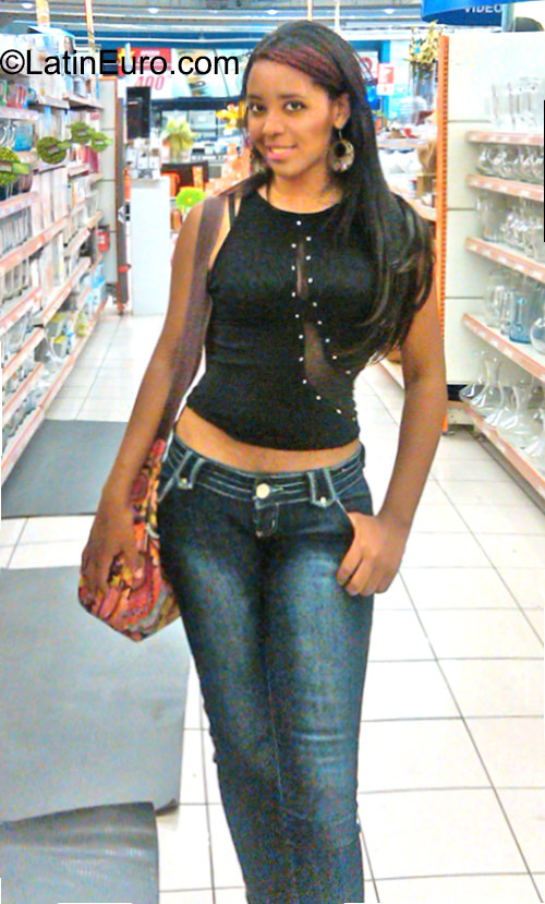 Date this delightful Dominican Republic girl Esmarlyn from Santiago DO23298