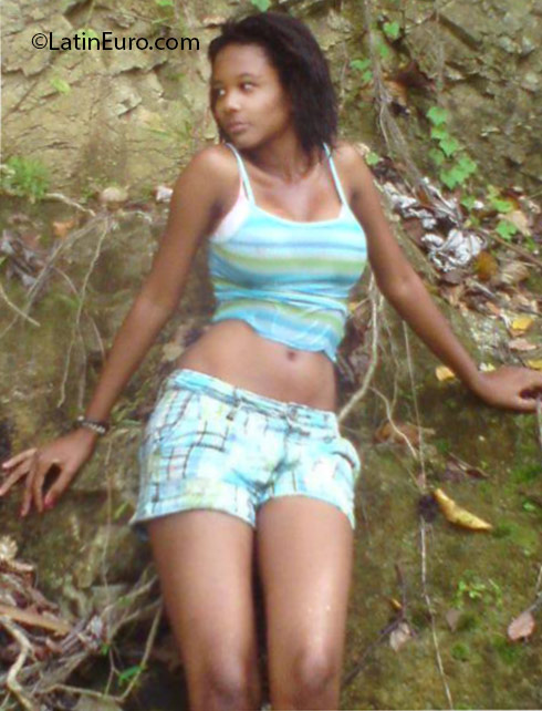 Date this delightful Dominican Republic girl Violet from Santo Domingo DO24639