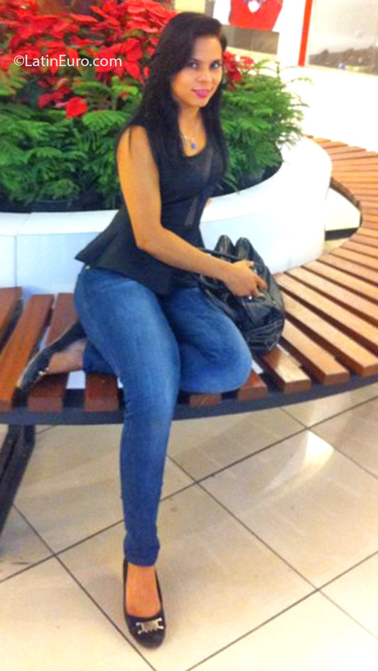 Date this charming Dominican Republic girl Karina from Santo Domingo DO25132
