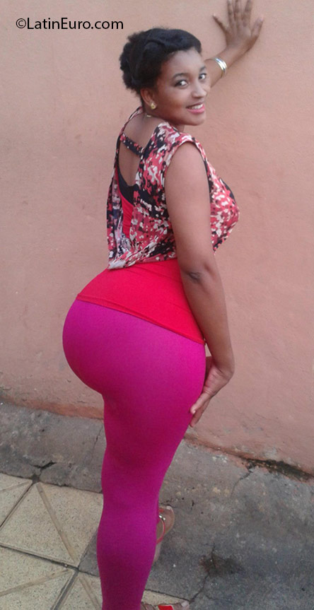 Date this tall Dominican Republic girl Esmayres from Santo Domingo DO30135