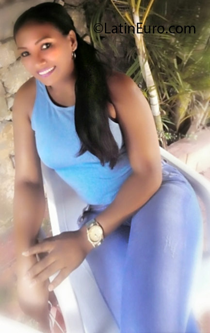 Date this charming Dominican Republic girl Leslye from Santo Domingo DO25644
