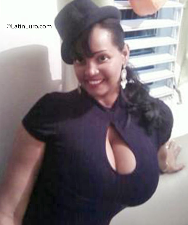 Date this stunning Dominican Republic girl Aida from Santiago DO25842
