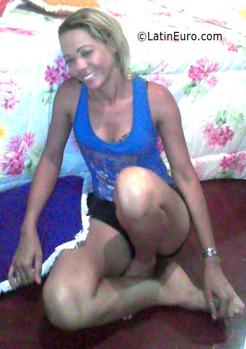 Date this foxy Brazil girl Valquiria from Salvador BR9673