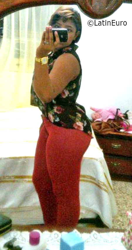 Date this young Dominican Republic girl Laura from Santo Domingo DO25940