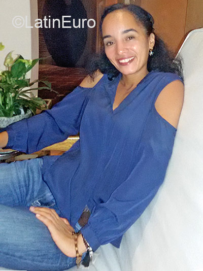 Date this nice looking Dominican Republic girl Anny from Santo Domingo DO25971