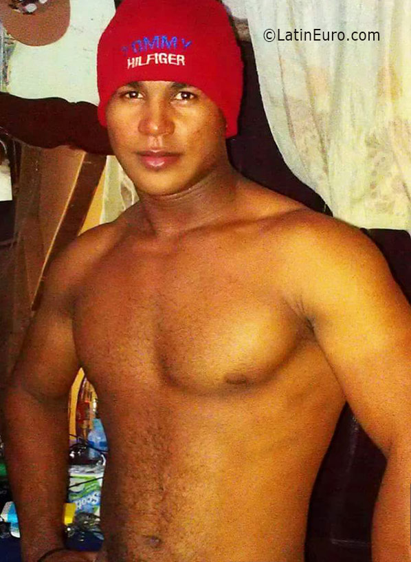 Date this young Dominican Republic man Edgar from Santo Domingo DO25997