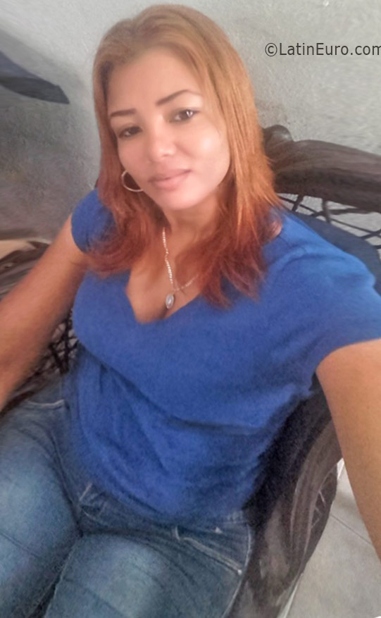 Date this voluptuous Dominican Republic girl Rosa from Santiago DO26129