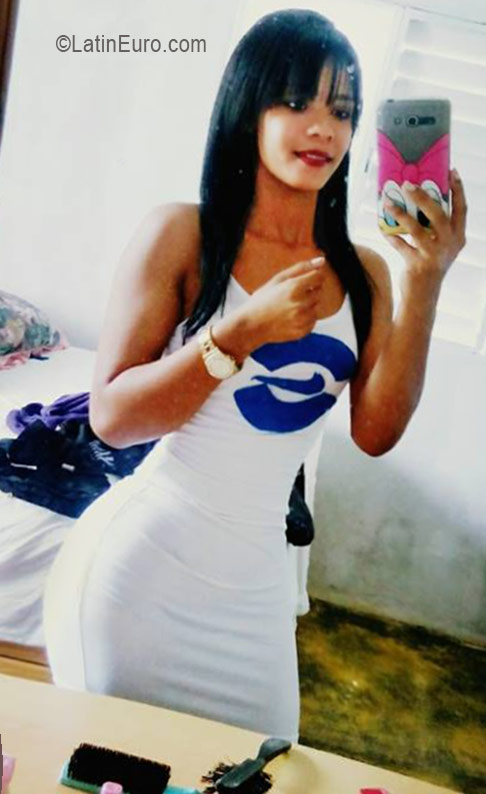 Date this pretty Dominican Republic girl Carolin from Santo Domingo DO26153