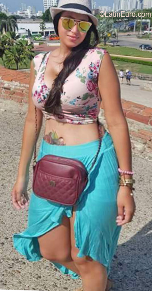 Date this attractive Colombia girl Veronica from Ibaque CO19427