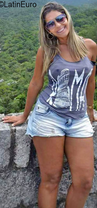 Date this voluptuous Brazil girl Adriana from Rio De Janeiro BR9775