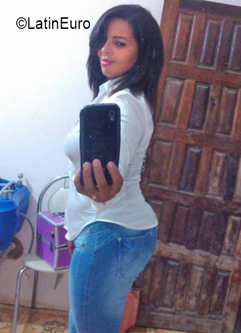 Date this good-looking Brazil girl Sandra from Salvador BR9779