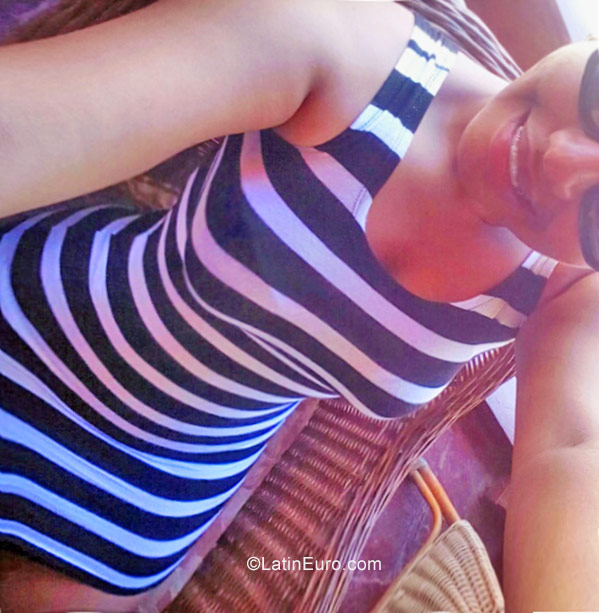 Date this nice looking Dominican Republic girl Nicole from Santo Domingo DO26596