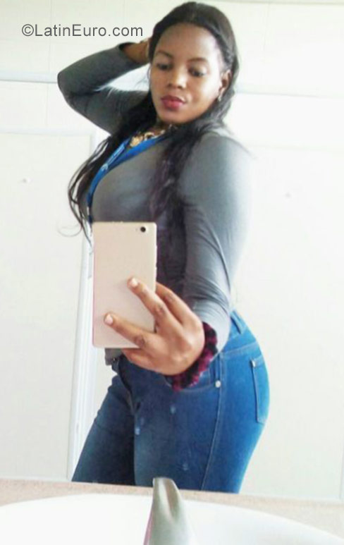 Date this young Dominican Republic girl Hiyya from Santo Domingo DO27106