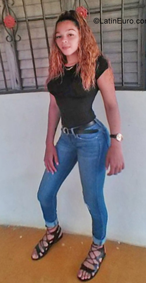 Date this nice looking Dominican Republic girl Nicol from Mao DO27968