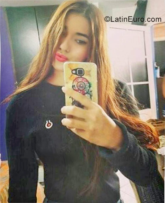 Date this nice looking Colombia girl Laura from Bucaramanga CO20867