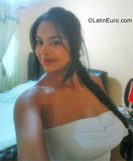 Date this nice looking Colombia girl Angela from Medellin CO20941
