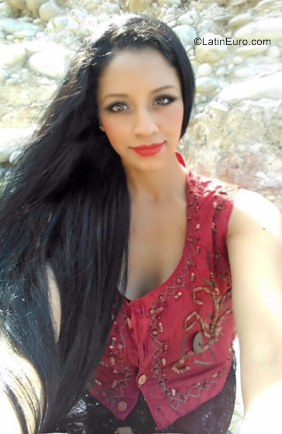 Date this voluptuous Colombia girl Maira from Bogota CO21068