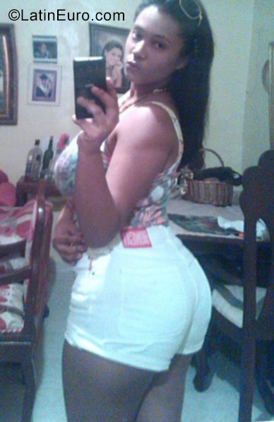 Date this nice looking Dominican Republic girl Stephany from Santo Domingo DO28227