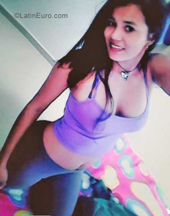 Date this athletic Colombia girl Diana from Armenia CO21135