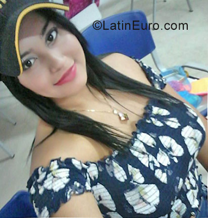 Date this attractive Colombia girl Carolina from Barranquilla CO21281