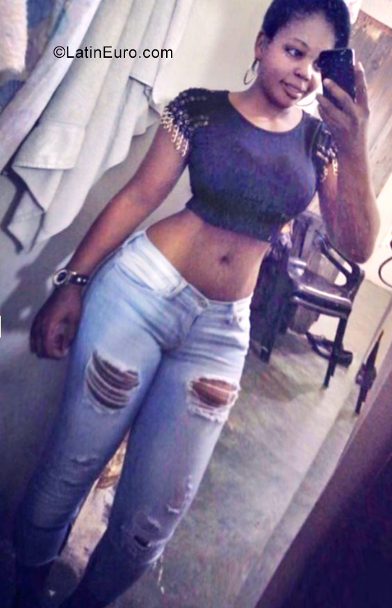 Date this hard body Dominican Republic girl Leydi from Santo Domingo DO28699