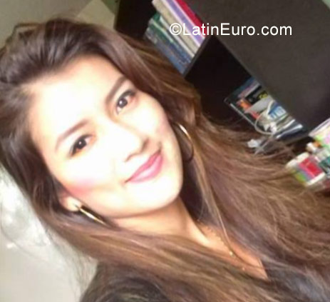 Date this lovely Colombia girl Yenny from Bogota CO21497
