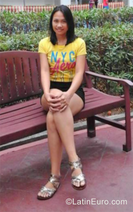 Date this nice looking Singapore girl Rheda from Singapore PH958