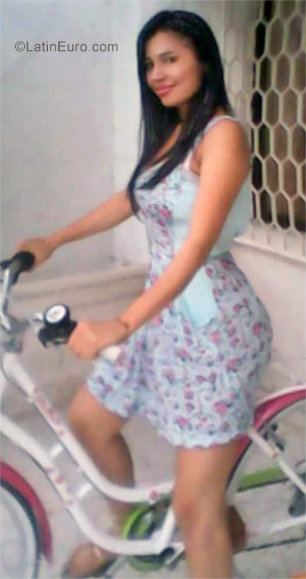 Date this nice looking Colombia girl Yanis from Barranquilla CO21563
