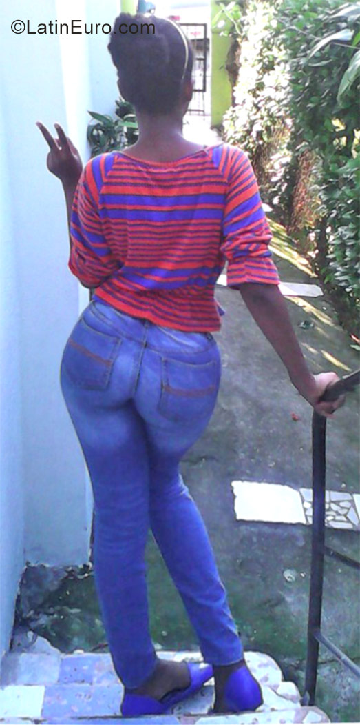 Date this nice looking Dominican Republic girl Alexandra from Santo Domingo DO29047