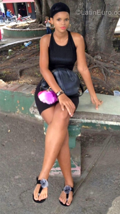 Date this sensual Dominican Republic girl Raquel from Santiago DO29276