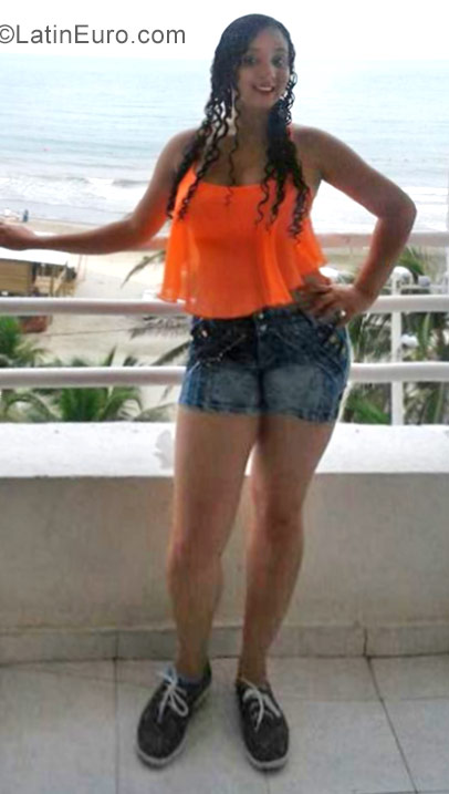 Date this happy Colombia girl Monica from Cali CO21908