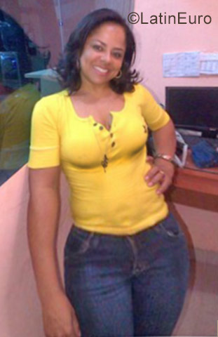 Date this lovely Dominican Republic girl Yosi from Santo Domingo DO29529