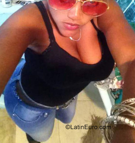 Date this nice looking Dominican Republic girl Yordania from Santo Domingo DO29613