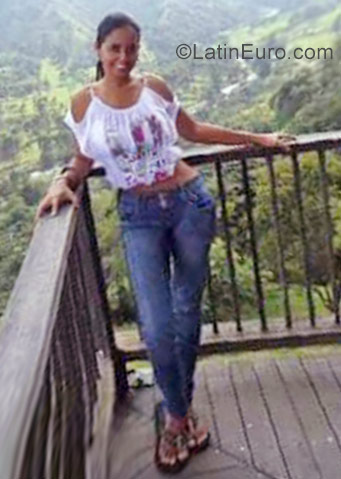 Date this pretty Colombia girl Maria from Buenaventura CO22198