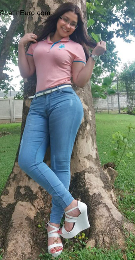 Date this athletic Dominican Republic girl Rosana from Santo Domingo DO29691