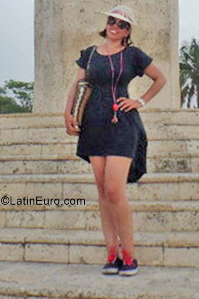 Date this good-looking Colombia girl Johana from Bogota CO22035