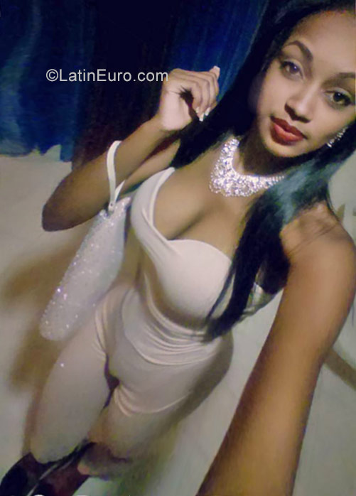 Date this sultry Dominican Republic girl Yafi from La Vega DO29709