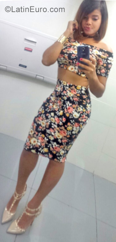 Date this nice looking Dominican Republic girl Emely from Santo Domingo DO29753
