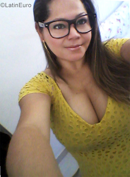 Date this good-looking Brazil girl Vanessa from Sao Paulo BR10189