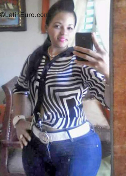 Date this pretty Dominican Republic girl Karina from Santo Domingo DO29937