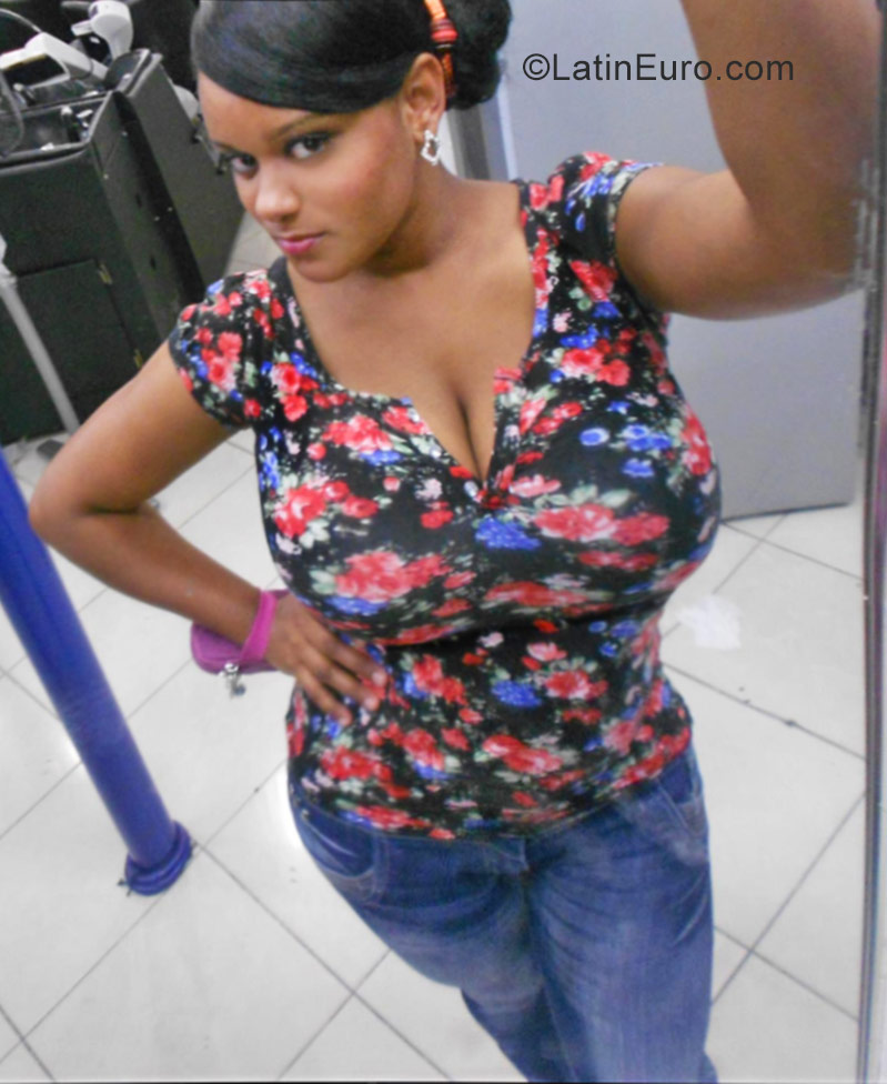 Date this happy Dominican Republic girl Katherine from Santo Domingo DO30040