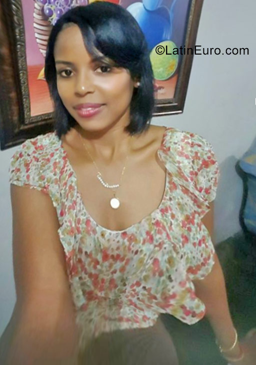 Date this gorgeous Dominican Republic girl Daysha from Santo Domingo DO30042