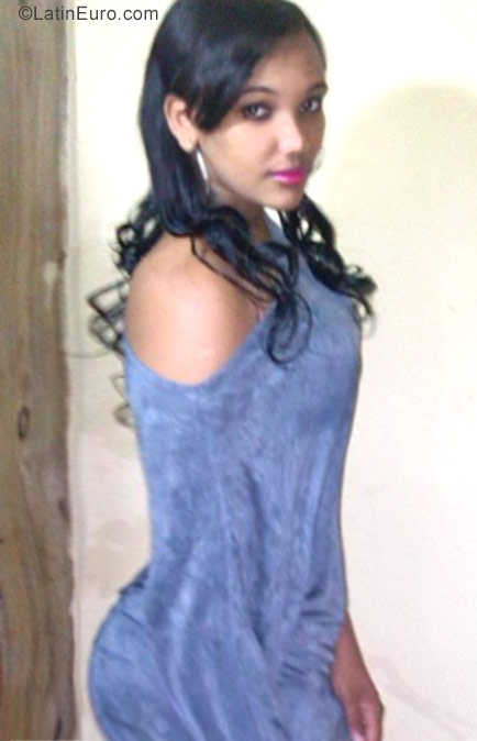 Date this sultry Dominican Republic girl YUDELKA from Santiago DO30053