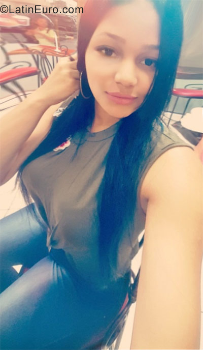 Date this athletic Dominican Republic girl Andrea from Santo Domingo DO30083