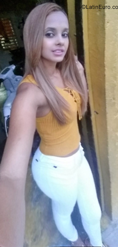 Date this attractive Dominican Republic girl Mari from Santiago DO30252